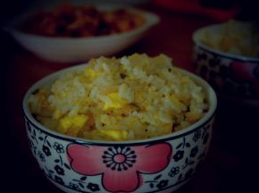 晚归的人摸到这温热的饭碗，这碗饭不会烫嘴，也不会冰凉，带着刚刚好的温度和淡淡的蛋香味儿，就在桌前静静的等待着。家，就是自己的深夜食堂，还永不打佯！