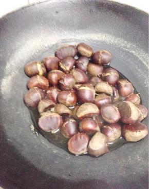 
煮至水干的差不多，把板栗捞起。