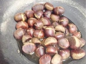 
煮至水干的差不多，把板栗捞起。