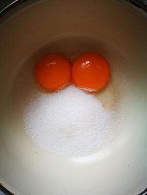 蛋黄和糖一起用手动单抽打，吉利丁片用冰水泡软