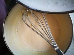 缓缓倒入蛋黄液中，边倒边搅拌