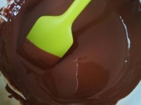 牛奶巧克力隔60度热水融化