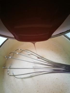 将巧克力倒入蛋黄牛奶液中，搅拌均匀