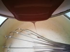 将巧克力倒入蛋黄牛奶液中，搅拌均匀