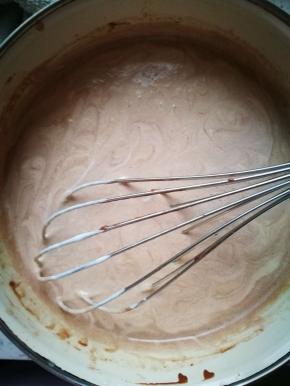 倒一半淡奶油到慕斯液中，搅拌均匀