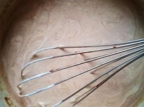 倒一半淡奶油到慕斯液中，搅拌均匀