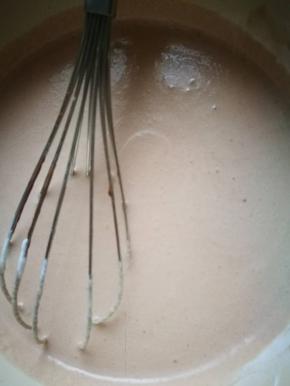 拌好后，把混合液体全部倒入剩下的淡奶油中，搅拌均匀