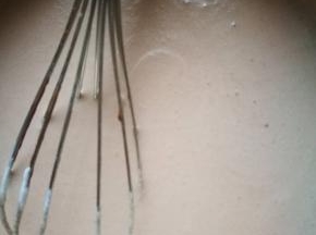 拌好后，把混合液体全部倒入剩下的淡奶油中，搅拌均匀