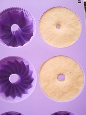 倒入模具中，放冰箱冷冻8小时