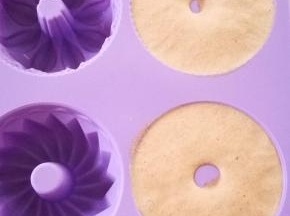 倒入模具中，放冰箱冷冻8小时