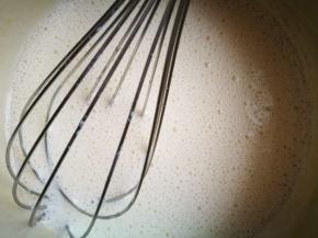 加入泡软的吉利丁片，我的泡得有些久，基本扔进去就化了，用余温搅拌均匀