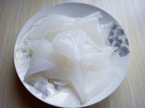 绿豆凉皮取出包装，冷水冲洗干净，切小块。