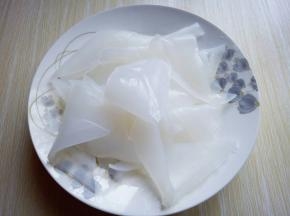 绿豆凉皮取出包装，冷水冲洗干净，切小块。