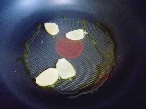 热锅冷油，加入切好姜片。