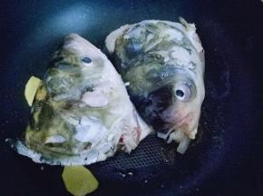 加入鱼头煎至两面微黄。