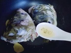 加入一勺料酒，去鱼腥。