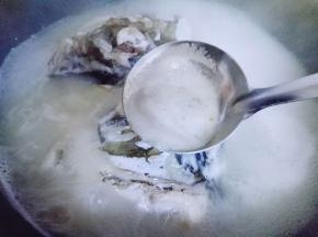 大火烧开后，用汤勺撇出浮沫，继续大火10分钟。