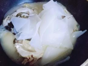 再加入切好的粉皮。