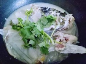 关火放入香菜。