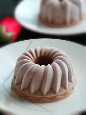 脱模后会有一层白霜，正常的，可以淋面，可以喷霜，个人喜好