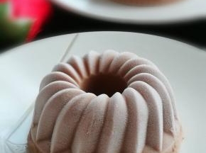 脱模后会有一层白霜，正常的，可以淋面，可以喷霜，个人喜好