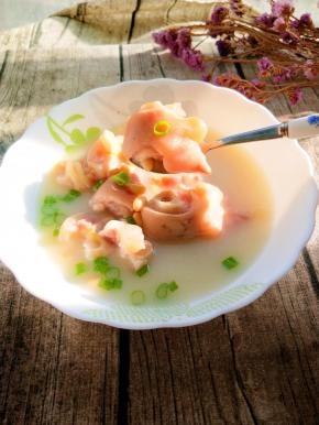 猪蹄吃起来肥而不腻，而且吃的时候你会感觉到有点像糯米一样，糯糯的非常好吃