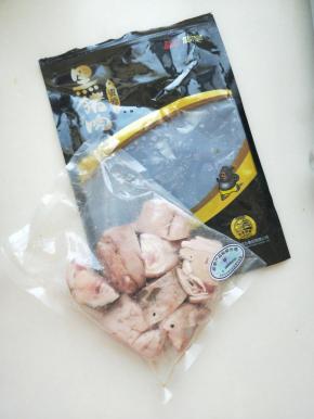里面装有二次密封袋，猪蹄基本很干净，没有多余的杂毛。