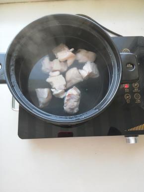 砂锅烧水放入洗净的猪蹄飞水