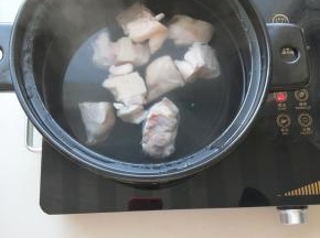 砂锅烧水放入洗净的猪蹄飞水