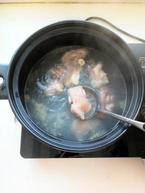 煮几分钟可以看见有浮沫，煮的时候没有闻见腥味，很不错 不亏是散养天然的猪。