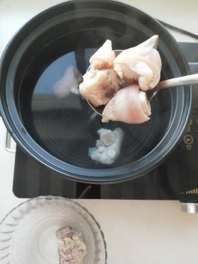 砂锅重新加水，水煮开后放入飞水后的猪蹄。