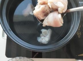 砂锅重新加水，水煮开后放入飞水后的猪蹄。