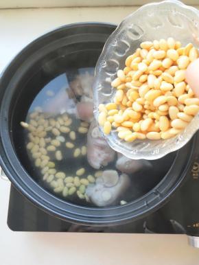 倒入泡好的黄豆