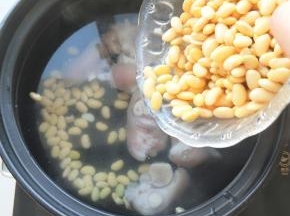 倒入泡好的黄豆