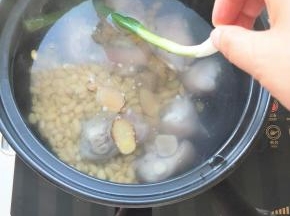 放入葱和姜片