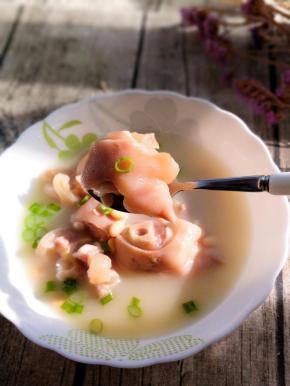 炖好的汤汁雪白，肉质紧实软糯。