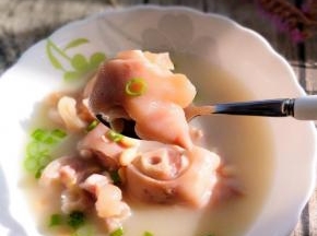 炖好的汤汁雪白，肉质紧实软糯。