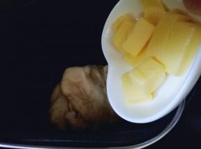 20分钟后加入室温软化的黄油。(室温软化即可)