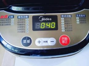 再次启动面包机，自动揉面20 分钟。
20分钟后面团已经有了不容易破的手套膜，这时可以进行发酵。(室温发酵也可以，但是要保持面团的湿度)