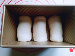 将整形号的吐司胚，放入模具中，我的吐司模具是450g的，放入烤箱进行二次发酵。