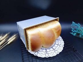戴上隔热手套，将模具取出，脱模。