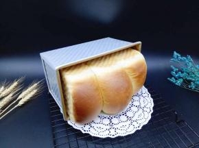 戴上隔热手套，将模具取出，脱模。