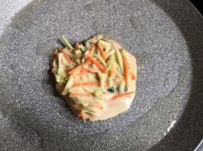 小火煎，一面煎凝固后翻面