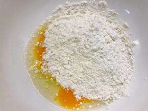 鸡蛋打入碗中，加入面粉搅拌均匀