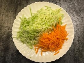 西葫芦和胡萝卜切丝细