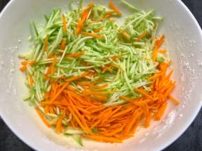 加入泡菜碎，西葫芦丝和胡萝卜丝