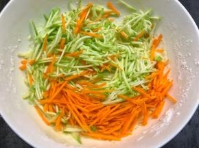 加入泡菜碎，西葫芦丝和胡萝卜丝