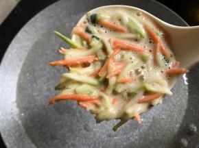 平底锅抹上少许油，用汤勺捣一勺入平底锅