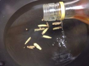 加一点料酒，一点油