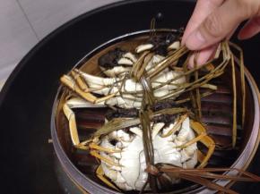 蒸好后除去绳子，装盘